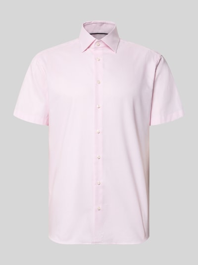 Produktfoto, Regular Fit Business-Hemd mit Kentkragen von Christian Berg Men aus Reine Baumwolle in zartem Rosa, glatte Textur, Kurzärmelig, Knopfleiste, Rückenlänge 81 cm, Schulterbreite 49 cm, Ärmellänge 24 cm bei Größe 39/40.