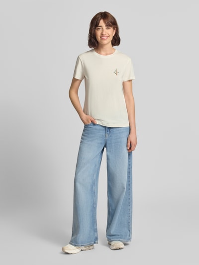 Kobiece modelka nosi Damski t-shirt z haftem i okrągłym dekoltem od Jake*s Casual z bawełny, krój regular fit, Długość tyłu w rozmiarze S: 59 cm, jasny kolor, gładka tekstura, widok całej sylwetki z przodu.