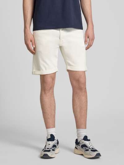 Männermodel trägt Regular Fit Jeansshorts Modell 'RICK' von Jack & Jones aus Baumwoll-Mix mit Stretch-Anteil, Eingrifftaschen, Nahaufnahme Unterkörper, Frontansicht.