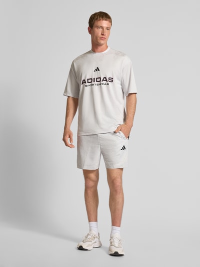 adidas Sportswear T-Shirt mit Logo und Rundhalsausschnitt Hellgrau 1