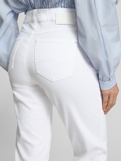 Kobiece modelka nosi Jeans mit Eingrifftaschen Modell 'CICI' od Angels, biały bawełniany miks ze stretchem, krój regular fit, detailaufnahme tylnego obszaru. Szerokość w rozmiarze 36/32: 38 cm, długość nogawki od wewnątrz: 84 cm.