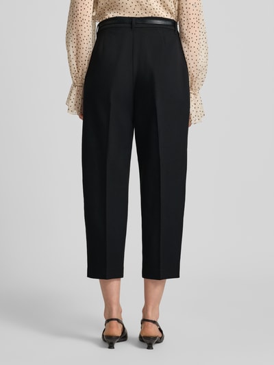 Frauenmodel trägt Barrel Fit Stoffhose mit Gürtel Modell 'ELMA' von Vero Moda, unifarben schwarz, Mid Waist, Ganzkörperansicht Rückansicht