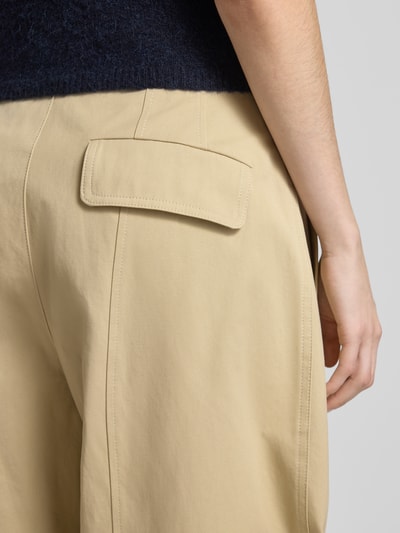 Vrouwenmodel draagt Loose Fit Chino uit puur katoen model 'Tikkara' van BOSS, look: effen, twill materiaalverwerking, detailopname rug.
