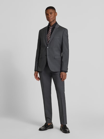 Männermodel trägt Slim Fit Business-Hemd mit Stretch-Anteil Modell 'Hank Hai' von BOSS, unifarben, Haifischkragen, Ganzkörperansicht von vorne.