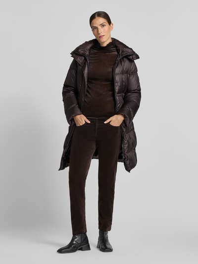 Vrouwenmodel draagt Longsleeve met Raffungen und Stehkragen van Luisa Cerano in donkerbruin, Materiaalmix met stretch, slim fit, ruglengte maat 36: 63 cm, Ganzkörperansicht van voren.