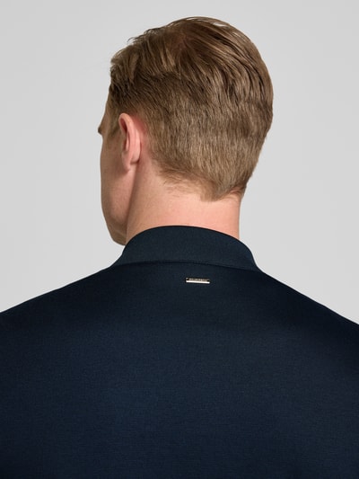 Männermodel trägt Bomberjacke mit Zweiwege-Reißverschluss von Roy Robson, dunkelblau, Material-Mix mit Stretch-Anteil, ganzkörper Rückansicht.