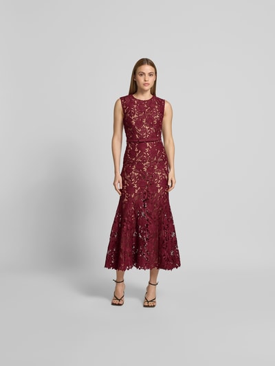 Vrouwenmodel draagt Maxikleid aus floraler Spitze van Self-Portrait in bordeaux, elastische materiaalmix, slim fit, bloemenkant, afneembare tailleband, mouwloos design, totale lengte maat S 137 cm, borstwijdte 40 cm, taillewijdte 34 cm, geheellichaamsbeeld van voren.