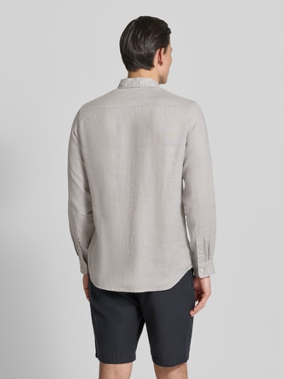 Męski model nosi Slim Fit Leinenhemd mit Kentkragen od Scotch & Soda, jasnoszara tkanina lniana, długi rękaw, krój slim fit, widok całej sylwetki z tyłu