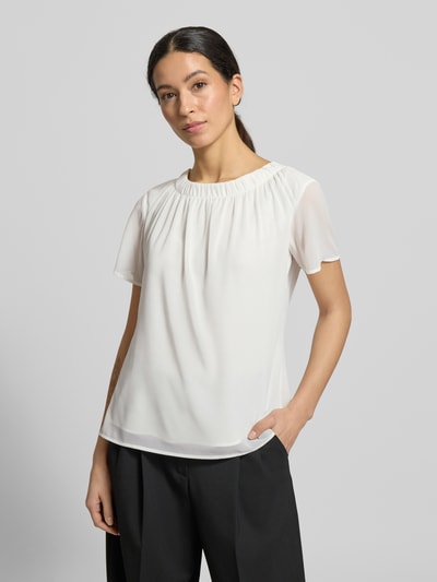 Vrouwenmodel draagt Regular Fit Blusenshirt met semitransparente mouwen van s.Oliver BLACK LABEL, uni, ronde hals, chiffon, voorkant bovenlichaam close-up.