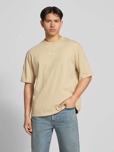 Männermodel trägt Oversized Herren T-Shirt mit Rundhalsausschnitt aus reiner Baumwolle, Modell 'Towson' von Pegador, Ganzkörperansicht von vorne.