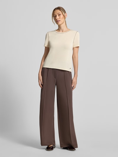Vrouwenmodel draagt Wide Fit broek met viscose van comma, elastische materiaalmix, sierstrik, binnenbeenlengte 77 cm, maat 36, wide fit, frontaal volledig lichaam