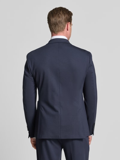 Männermodel trägt Regular Fit Anzughose mit Viskose-Anteil von JOOP! in Dunkelblau, glatte Struktur, Ganzkörperansicht Rückansicht. Hochwertiger, elastischer Material-Mix, klassische Aufgesetzte Taschen und Zweiknopfleiste.