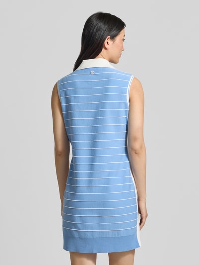 Frauenmodel trägt Knielanges Polokleid mit V-Ausschnitt von Marc Cain aus Lyocell-Mix, Körpernaher-Schnitt, Knielänge, Polokragen, V-Ausschnitt, Rückenlänge bei Größe 36 88 cm, Brustweite bei Größe 36 48 cm, Hellblau mit weißen Streifen, Ganzkörperansicht Rückansicht.