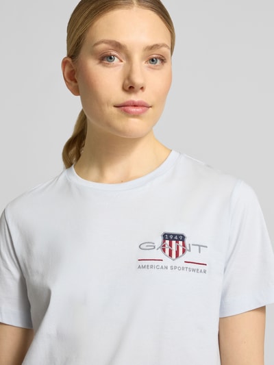 Frauenmodel trägt T-Shirt mit Rundhalsausschnitt und Label-Stitching von Gant aus Reine Baumwolle im Regular-Fit, Nahaufnahme Oberkörper.