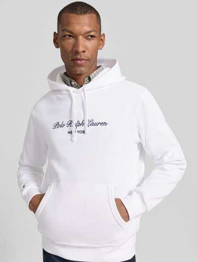 Mannelijk model draagt Relaxed Fit Hoodie uit katoenmix van Polo Ralph Lauren in wit met donkerblauw logo, Nahaufnahme Oberkörper