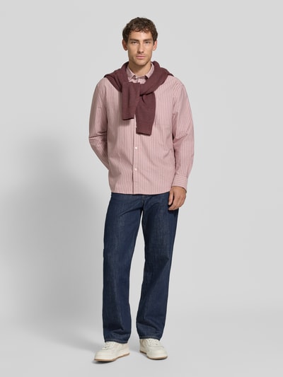 Männermodel trägt Relaxed Fit Freizeithemd aus reiner Baumwolle von Jake*s Studio Men in Rosa mit feinen Streifen, Ganzkörperansicht von vorne.