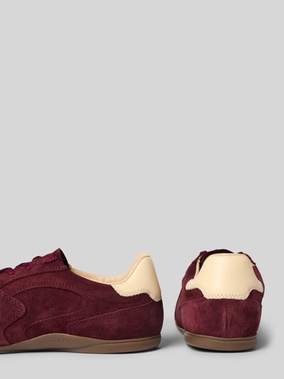 Produktfoto, Sneaker aus echtem Leder Modell 'Sperly' von GANT in Bordeauxrot mit beigefarbenen Elementen und glatter sowie rauer Textur, Damen Sneaker von GANT