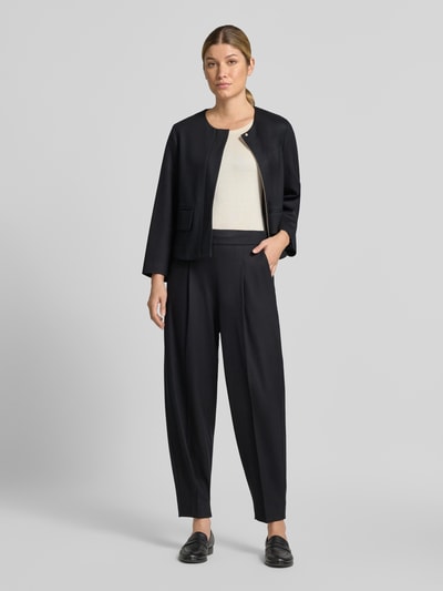 Frauenmodel trägt Barrel Fit Hose aus Woll-Mix von windsor, schwarze Farbe, Bundfalten, elastischer Bund, Ganzkörperansicht von vorne.