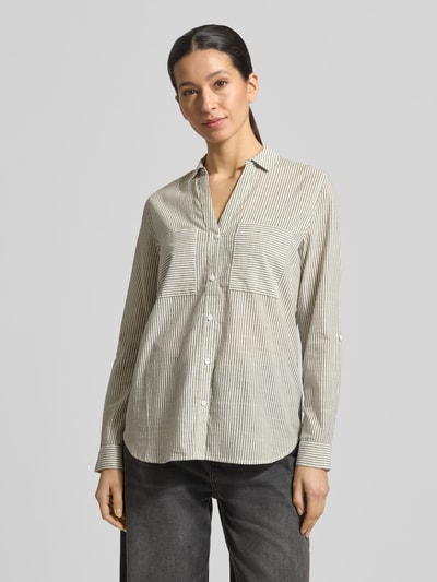 Vrouwenmodel draagt Regular Fit Bluse met V-Ausschnitt und Brusttaschen van Christian Berg Woman, puur katoen, streepmotief, overhemdkraag, V-hals, borstzakken, ruglengte maat 36: 74 cm, mouwlengte maat 36: 58 cm, ganzkörperansicht van voren.