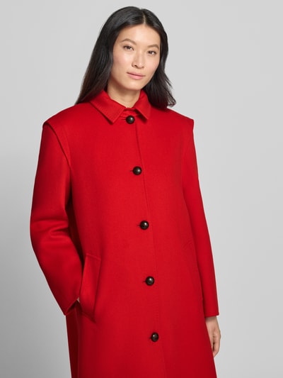 Frauenmodel trägt leuchtend roten Regular Fit Mantel aus Woll-Mix Modell 'GESSATI' von Weekend Max Mara, Damen Mantel, Nahaufnahme Oberkörper.