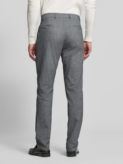Männermodel trägt graue Regular Fit Hose aus Baumwollmix von Hiltl, dezentes Karomuster, Herren Weite Hose, Ganzkörperansicht Rückansicht.