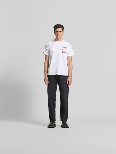 Männermodel trägt Regular Fit T-Shirt aus reiner Baumwolle von Diesel, weiß, mit Rundhalsausschnitt, Label-Applikation, kurzärmelig, Ganzkörperansicht von vorne.
