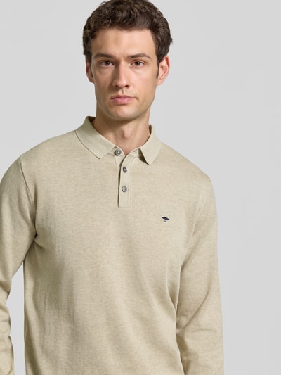 Männermodel trägt Strickpullover mit Polokragen und Knopfleiste von Fynch-Hatton in Beige, reine Baumwolle, Regular Fit, Nahaufnahme Oberkörper.