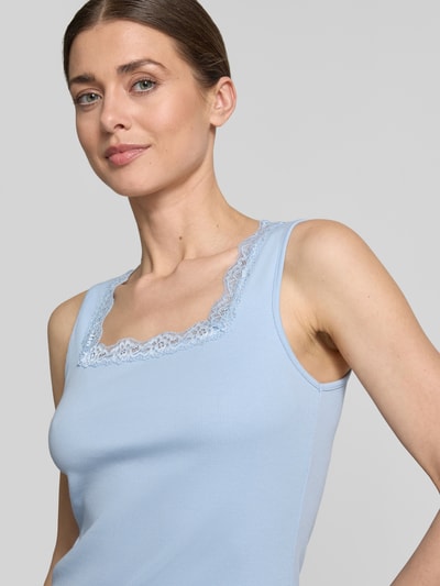 Frauenmodel trägt Regular Fit Top mit Spitzenbesatz von Jake*s Casual in Hellblau mit körpernaher Passform, Ärmelloses-Design, Nahaufnahme Oberkörper. Rückenlänge bei Größe S: 37 cm.