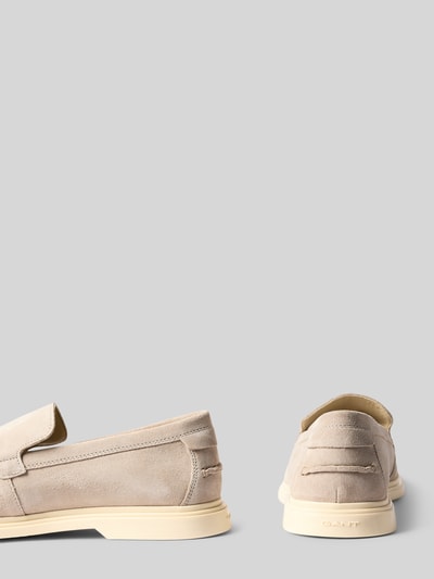 Produktfoto, Loafers aus Leder Modell 'Boery' von Gant, naturalna skóra, zaokrąglony czubek, zakładana przez głowę, gumowa podeszwa, wysokość obcasa w rozmiarze 44: 3 cm, wysokość cholewki w rozmiarze 44: 7 cm, szerokość w rozmiarze 44: 5 cm, jasny beż, gładka faktura, minimalistyczny design