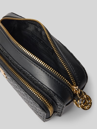 Produktfoto, schwarze Umhängetasche mit abnehmbarem Schulterriemen von Tommy Hilfiger, goldener Reißverschluss, Allover-Prägung, Logo-Detail, RFID-Schutz