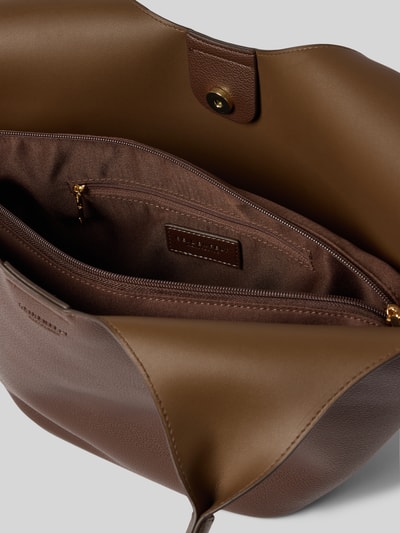 Productfoto, Handtasche in Leder-Optik Modell 'Nelma' van Seidenfelt, bruine kleur, Hoofdvak met magneetsluiting, logodetail, smalle schouderband, breedte 46 cm, lengte 26 cm, diepte 14 cm, schouderbandlengte 54 cm