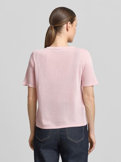 Frauenmodel trägt T-Shirt mit Rundhalsausschnitt Modell 'TENCYM' von Mango in Rosa, glatte Textur, Material-Mix mit Lyocell-Anteil, Ganzkörperansicht Rückansicht.