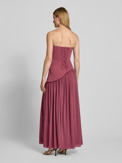 Frauenmodel trägt Cocktailkleid im Off-Shoulder-Look von Hey Kyla in Altrosa, Material-Mix mit Stretch-Anteil, Maxikleid, figurbetont, Rückenlänge bei Größe 36: 130 cm, Brustweite bei Größe 36: 38 cm, Ganzkörperansicht Rückansicht.
