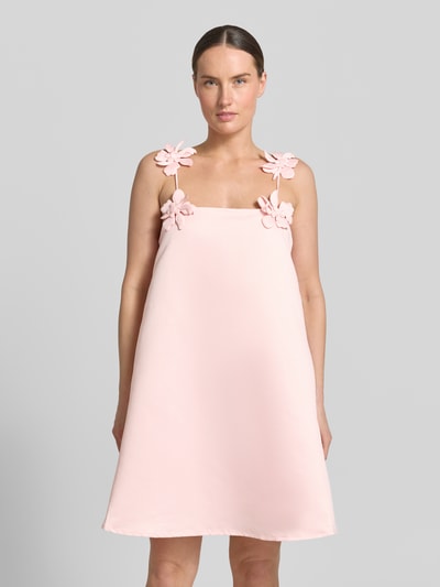 Kobieta modelka nosi jasnoróżową sukienkę typu minikleid na cienkich ramiączkach z kwiatowymi aplikacjami, rozszerzany krój, Cocktailkleid mit floralen Applikationen Modell 'DOUCE' od YAS, długość pleców w rozmiarze 36: 65 cm, szerokość w rozmiarze 36: 43 cm, widok przód na całe ciało.