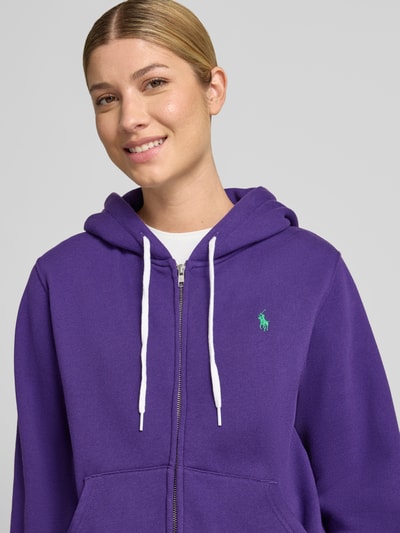 Kobieta nosi Regular Fit Sweatjacke aus Baumwoll-Mix von Polo Ralph Lauren w kolorze fioletowym, gładka faktura, zbliżenie na górną część ciała, damska bluza rozpinana
