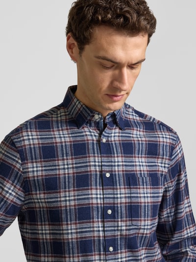Männermodel trägt Slim Fit Freizeithemd mit Kentkragen von Christian Berg Men, kariertes Muster, Baumwolle, Nahaufnahme Oberkörper.
