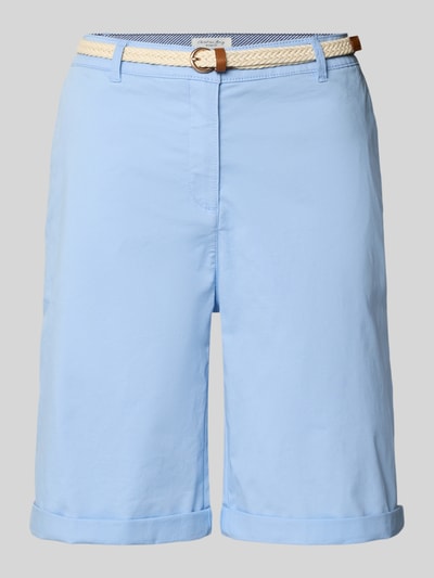 Produktfoto, hellblaue Chino-Bermudas mit Gürtel von Christian Berg Woman aus reiner Baumwolle, Regular Fit, Umschlag, strukturierte Textur
