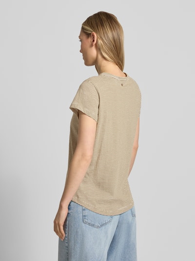 Frauenmodel trägt Damen T-Shirt von MOS MOSH aus Reine Baumwolle, Regular-Fit, Modell 'Camp' mit Logo-Print, Rundhalsausschnitt, Rückenlänge 62 cm, Ganzkörperansicht Rückansicht.