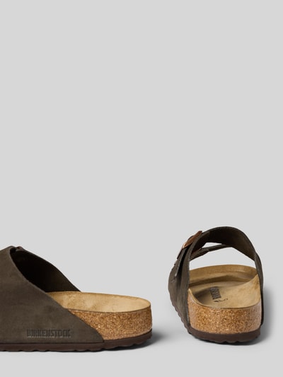 Produktfoto, Slipper aus echtem Leder Modell 'Arizona' von Birkenstock, Herren Slipper mit abgerundeter Passform, offener Ferse und 3 cm Absatzhöhe, braune Naturtöne, sichtbare Holzstruktur und glatte Ledertextur, Kontext: Herren Slipper von Birkenstock, Modell 'Arizona', offene Ferse, Absatzhöhe 3 cm