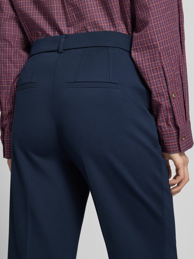 Vrouwenmodel draagt donkerblauwe straight fit culotte uit viscosemix model 'Fenja' van Stehmann, dames culotte, detailopname rugaanzicht.
