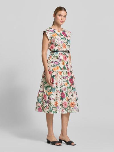 Frauenmodel trägt Midikleid mit Gürtel Modell 'Ol44iviraa' von ZABAIONE aus Reine Baumwolle mit Allover-Look, Rundhalsausschnitt, A-Linie, Ganzkörperansicht von vorne.
