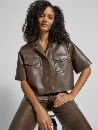 Nanushka Cropped Bluse mit Brusttaschen Schoko 3