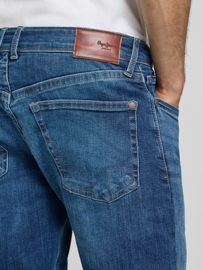 Männermodel trägt Slim Fit Jeans aus Baumwoll-Mix Modell 'Hatch' von Pepe Jeans, blaue Denim-Textur, Nahaufnahme Rückansicht, Herren Slim Fit Jeans von Pepe Jeans.