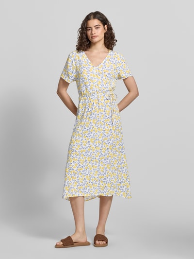 Frauenmodel trägt A-Linien Midikleid aus reiner Viskose Modell 'BARRI' von Pieces, Optik:Allover-Muster, Midi, Ganzkörperansicht von vorne.