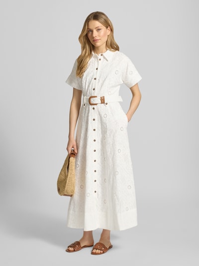 Modelka nosi białą sukienkę koszulową z paskiem model 'valeria' od Forever New, bawełna, A-linia, guziki, stitching, widok z przodu, całkowita długość pleców w rozmiarze 36: 130 cm, szerokość w rozmiarze 36: 45 cm, długość rękawa w rozmiarze 36: 16 cm