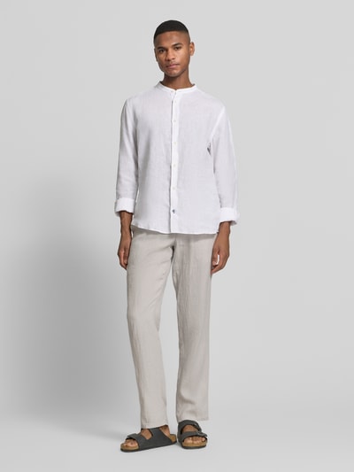 Männermodel trägt Straight Fit Leinenhose aus reinen Leinen Modell 'Lynx' von Mmx in Beige, dezente Struktur, Ganzkörperansicht von vorne, Herren, Gesäßtaschen, Knopf- und Reißverschluss, Bundweite 43 cm, Innenbeinlänge 81 cm bei Größe 32/32.