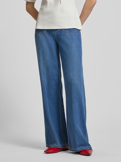 Frauenmodel trägt Regular Fit Wide Leg Jeans aus Lyocell-Baumwoll-Mix von s.Oliver BLACK LABEL, Denim-Optik, Regular-Fit, High-Waist, Label-Patch, Gürtelschlaufen, Knopf und verdeckter Reißverschluss, Gesäßtaschen, aufgesetzte Taschen, Twill-Materialverarbeitung, blaue Farbe, glatte Textur, Ganzkörperansicht von vorne.