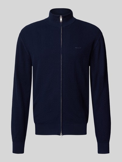 Produktfoto, dunkelblaue Regular Fit Strickjacke aus Baumwoll-Woll-Mix Modell 'HERRINGBONE TEXTURE ZIP' von GANT mit dezentem Fischgrätmuster, Herren Strickjacke von GANT