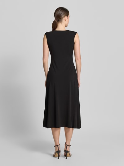 Frauenmodel trägt Midikleid mit Schulter-Applikation von Christian Berg Woman Selection in Schwarz, taillierte Passform, Rückansicht Ganzkörperansicht.