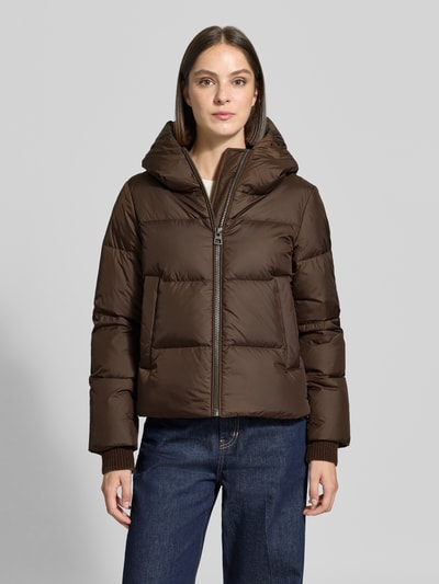 Frauenmodel trägt Regular Fit Daunenjacke mit Label-Patch von Marc O'Polo in Dunkelbraun, glatte Oberfläche, Ganzkörperansicht von vorne, Damen Daunenjacke.